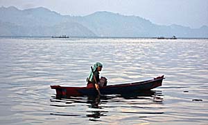 Asienreisender - Fishing Women on Lake Toba